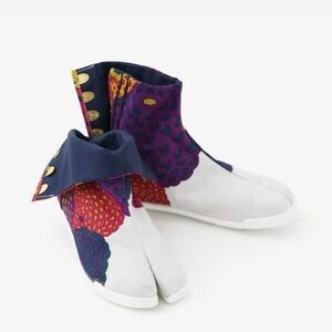 SOU SOU spilt toe Tabi shoes in pompon dahlia sz 27